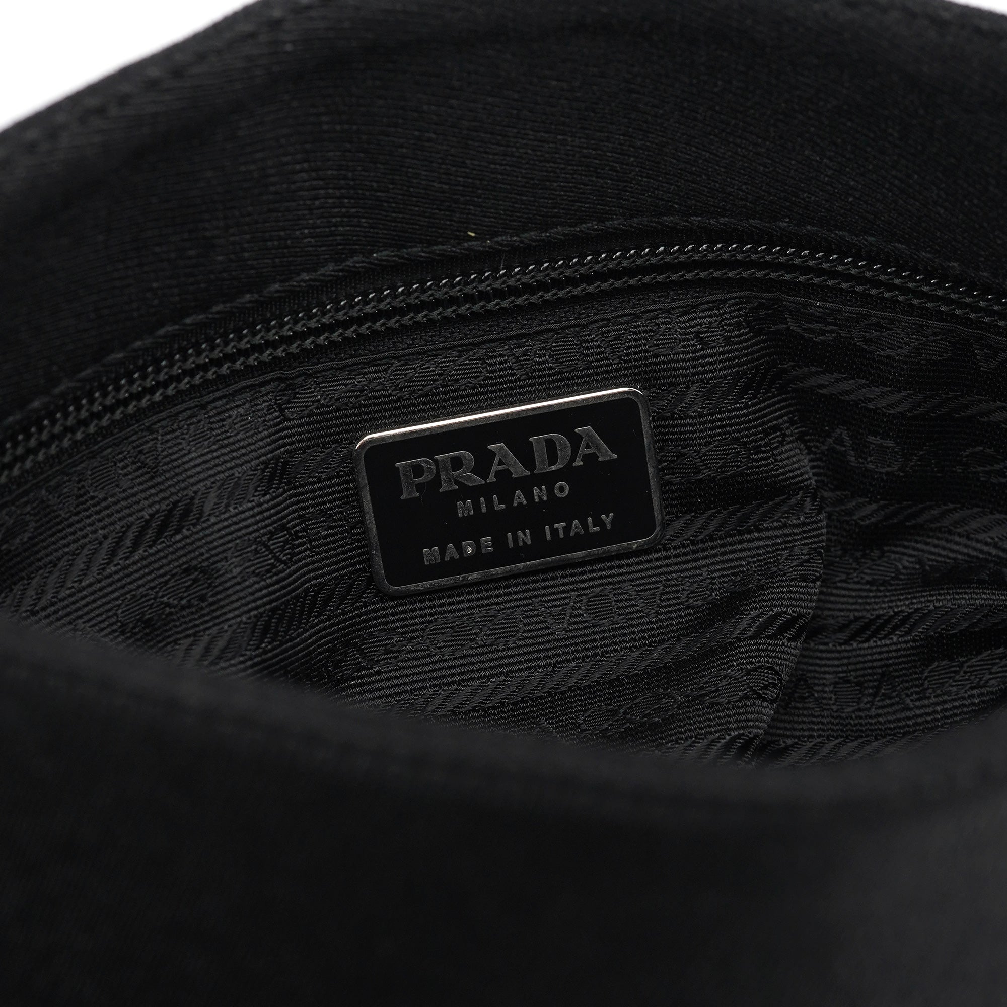 Prada Tessuto Swing Schultertasche mit Kette aus schwarzem Nylon