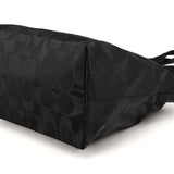 Foldbar Shopper tote i sort Signature canvas