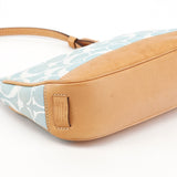 6094 Demi skuldertaske i lyseblåt Signature canvas