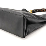 110177 Borsa a spalla in pelle nera con manico in legno ritorto
