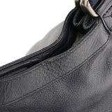 Bolso de piel azul marino con asa de rayas