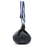 Bolso de piel azul marino con asa de rayas