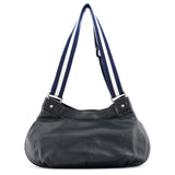 Bolso de piel azul marino con asa de rayas