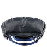 Bolso de piel azul marino con asa de rayas