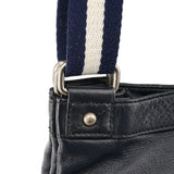 Bolso de piel azul marino con asa de rayas