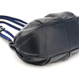 Bolso de piel azul marino con asa de rayas
