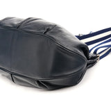 Bolso de piel azul marino con asa de rayas