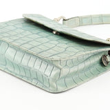 Schultertasche aus salbeigrünem Leder mit Krokoprägung