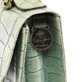 Schultertasche aus salbeigrünem Leder mit Krokoprägung