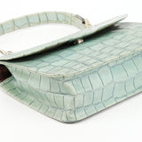Schultertasche aus salbeigrünem Leder mit Krokoprägung