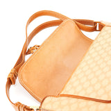 Celine Triomphe Schultertasche mit Lederbesatz in Beige