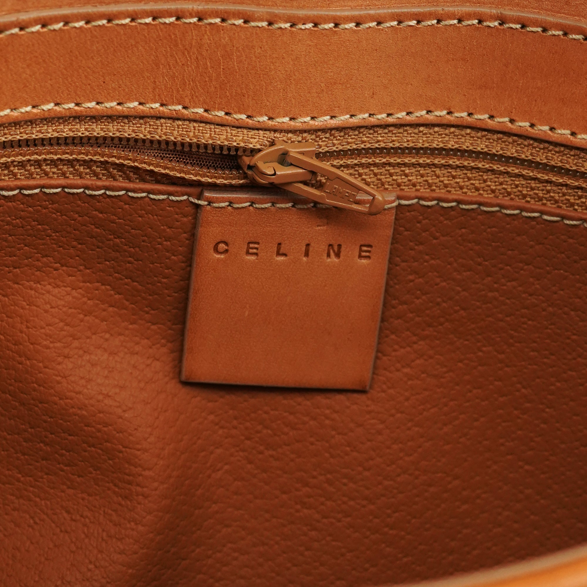 Celine Triomphe Schultertasche mit Lederbesatz in Beige
