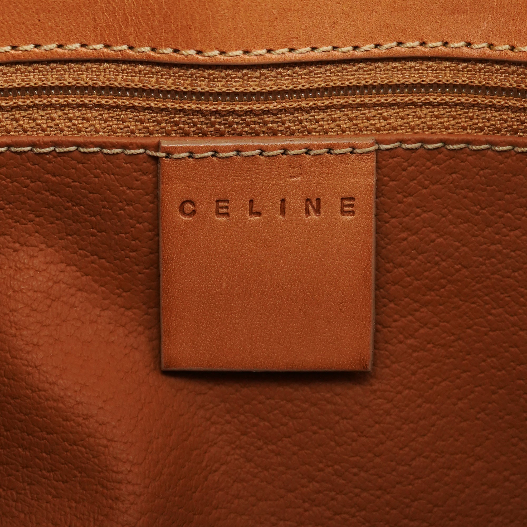 Celine Triomphe Schultertasche mit Lederbesatz in Beige