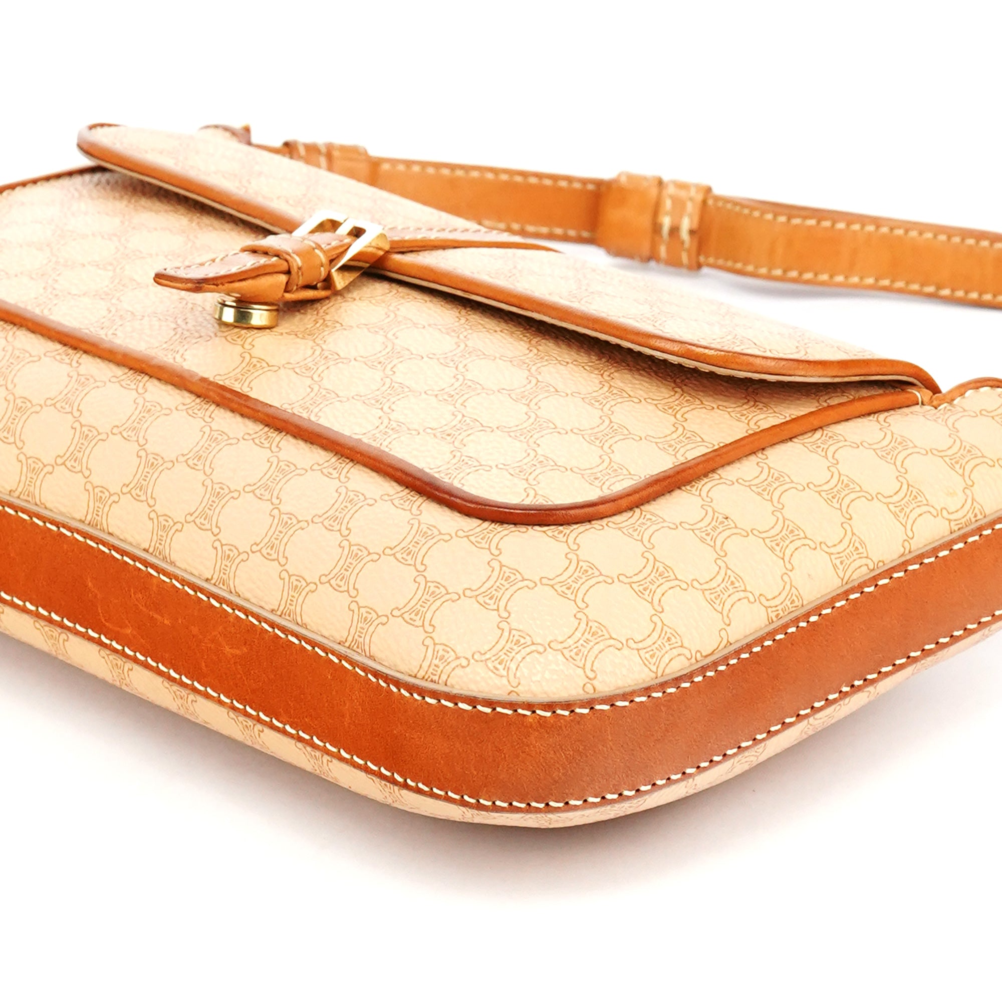 Celine Triomphe Schultertasche mit Lederbesatz in Beige