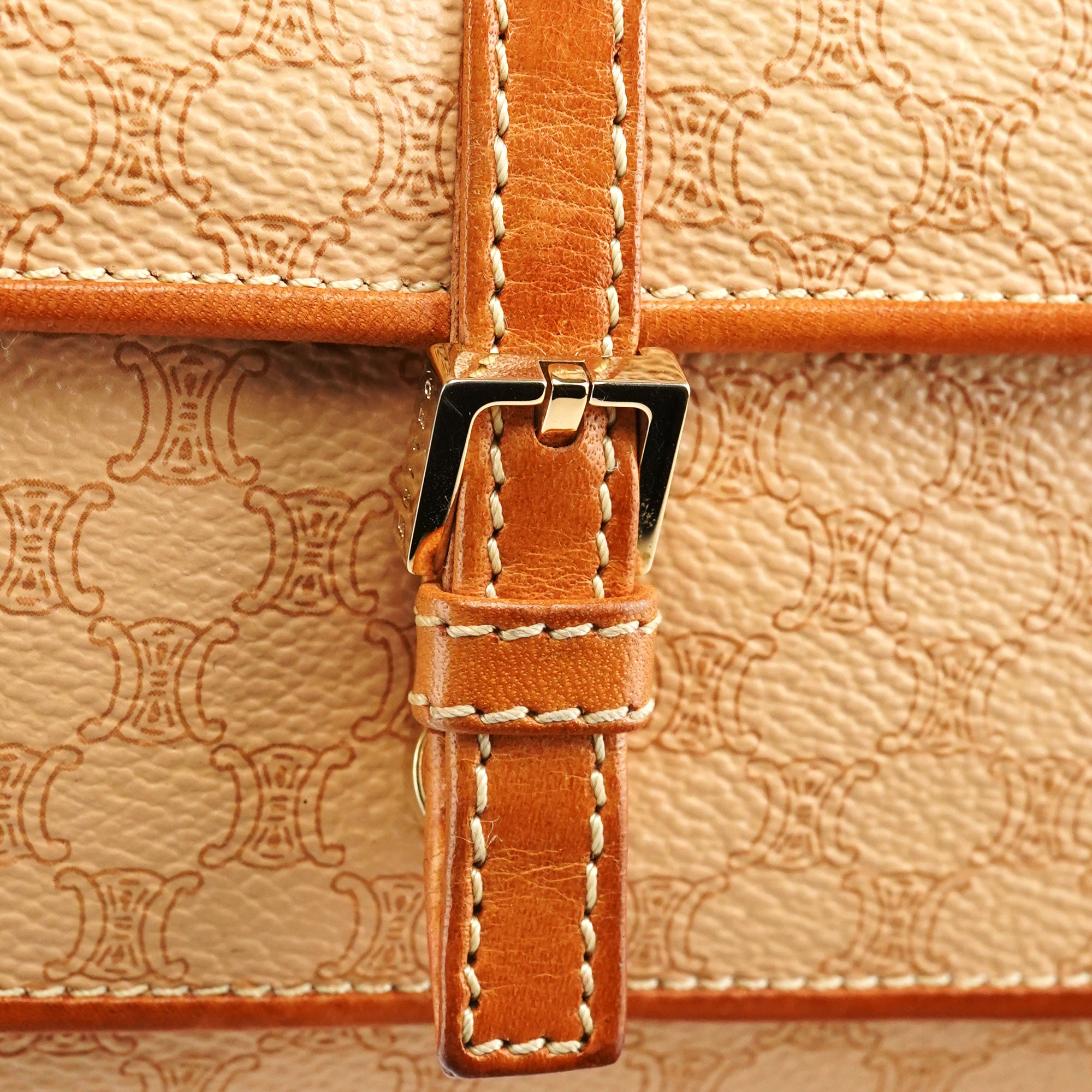 Celine Triomphe Schultertasche mit Lederbesatz in Beige