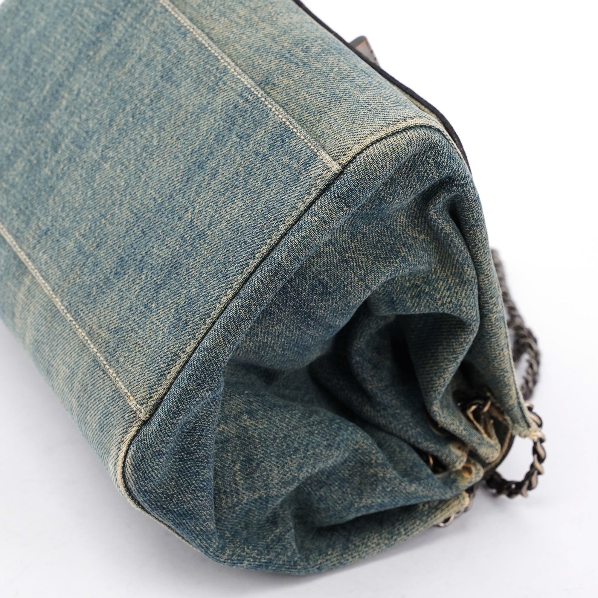 Chanel Sac 2.55 en denim bleu marine et cuir marron