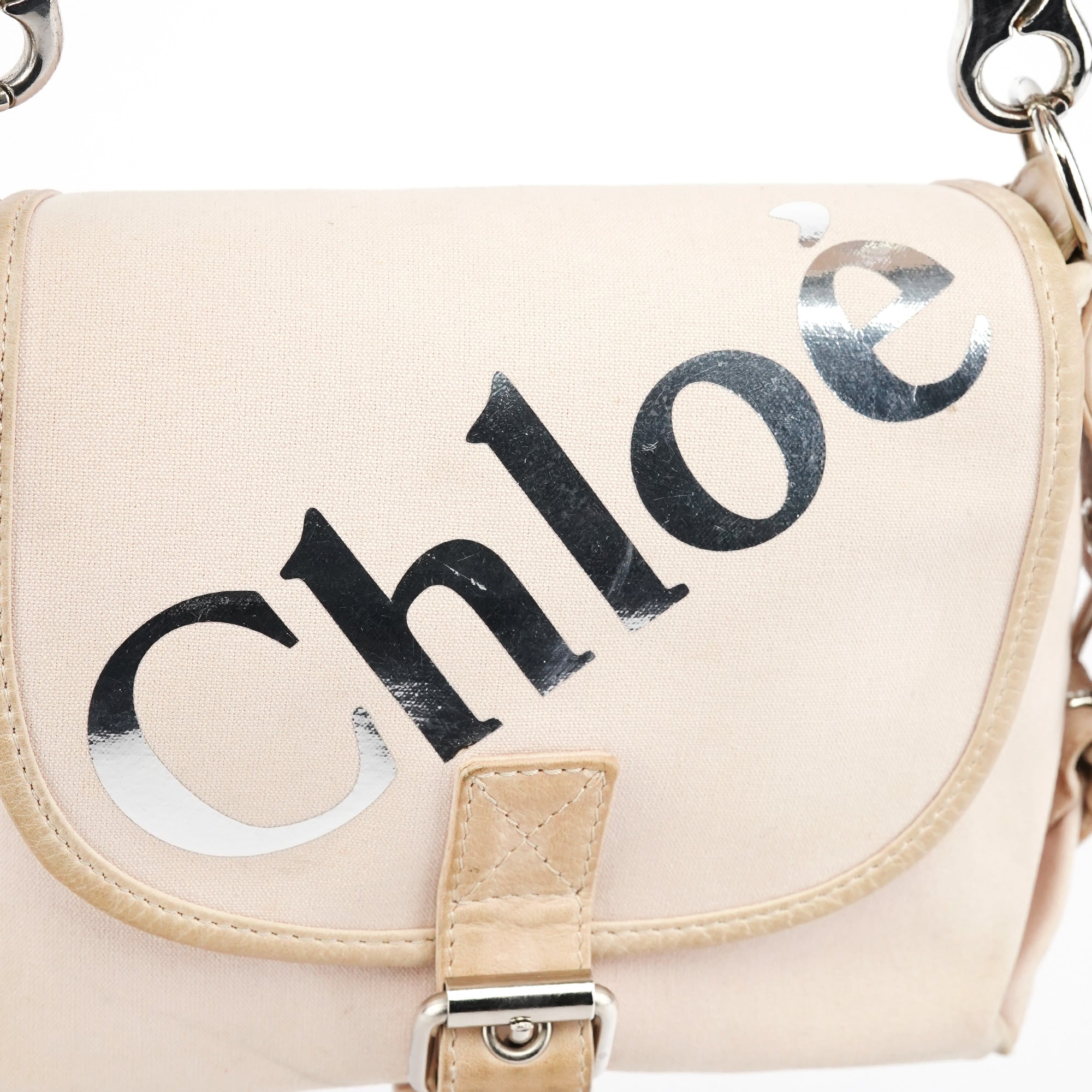 Chloé Logo Schultertasche mit Überschlag aus beigem Canvas