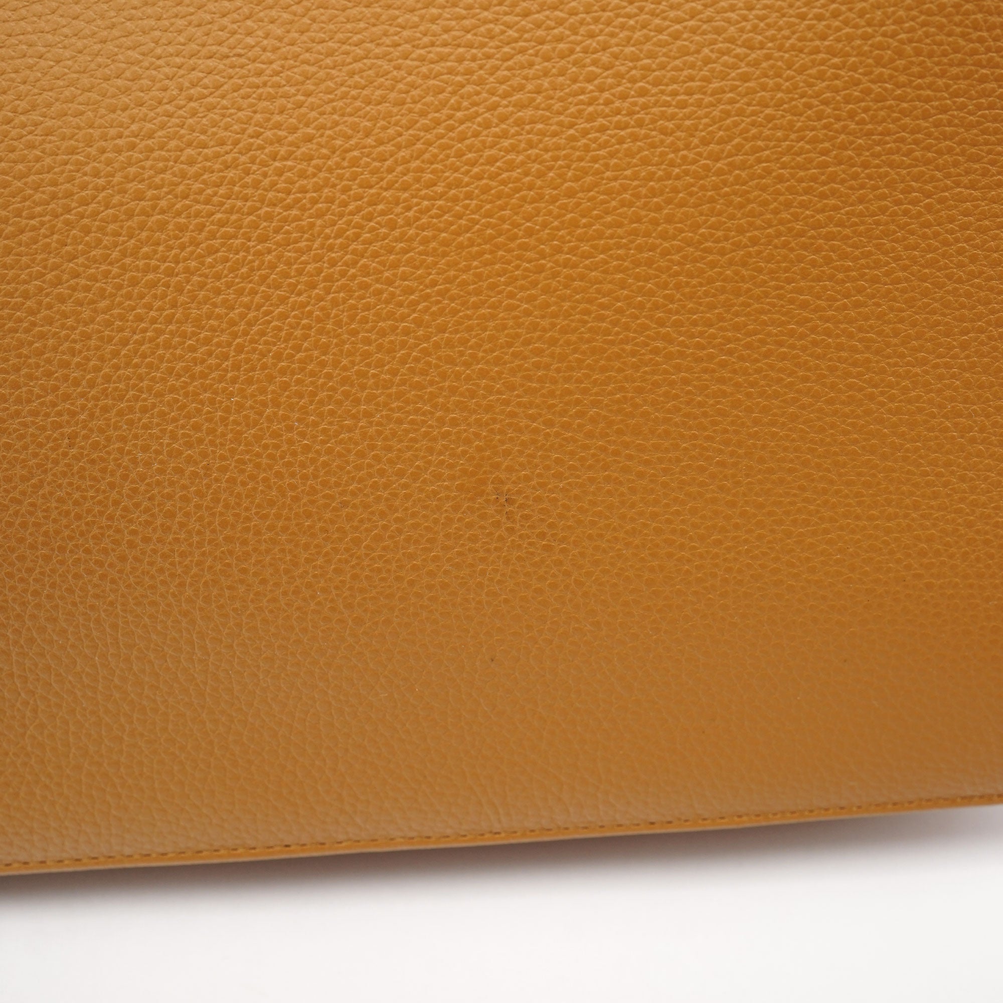 Chloé Schultertasche mit Metallhenkel aus Leder in Beige