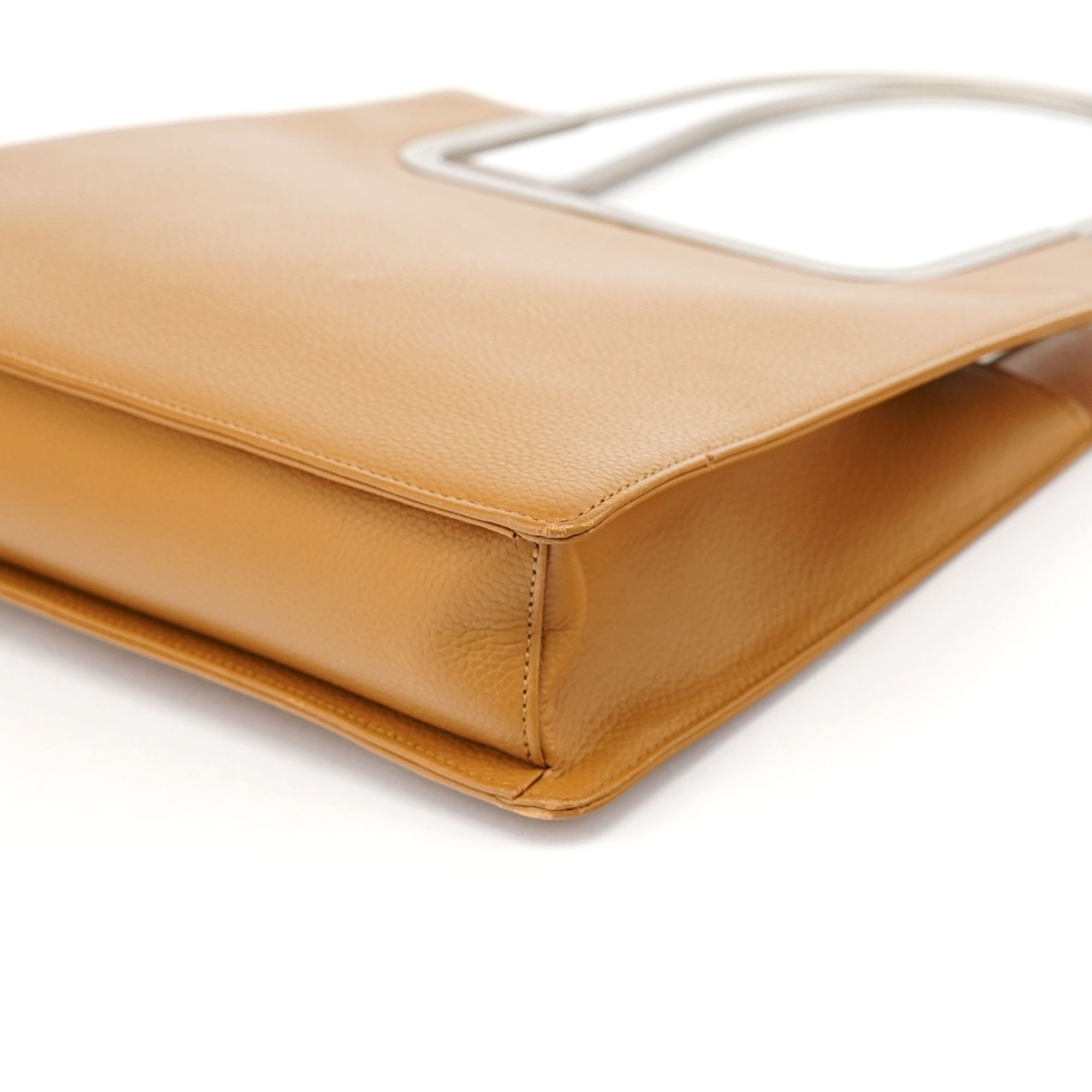 Chloé Schultertasche mit Metallhenkel aus Leder in Beige
