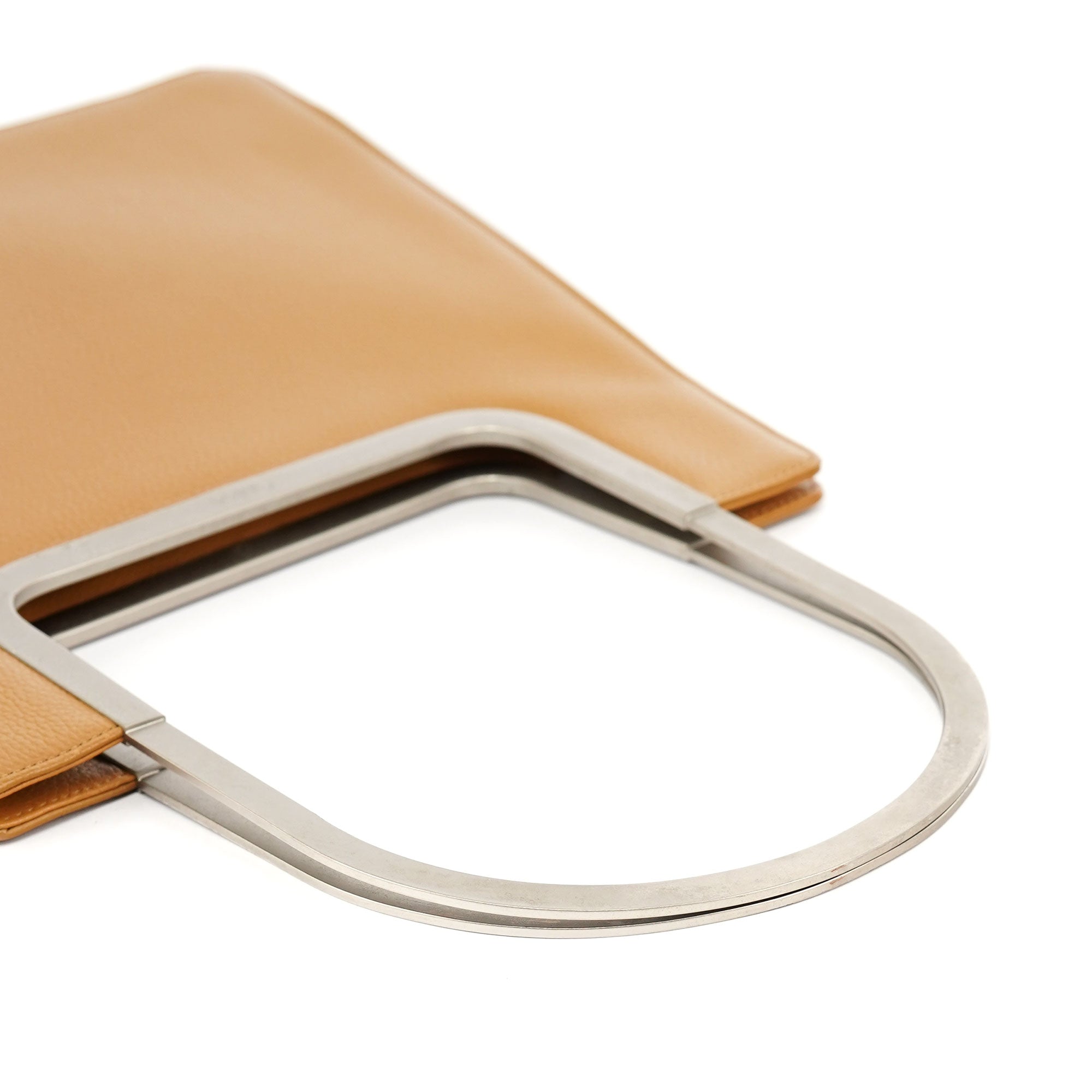 Chloé Schultertasche mit Metallhenkel aus Leder in Beige