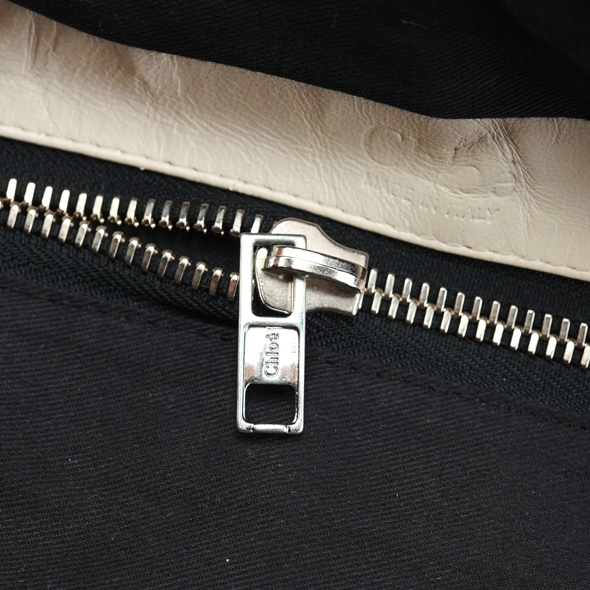 Chloé Betty Schultertasche mit Kette aus weißem Leder