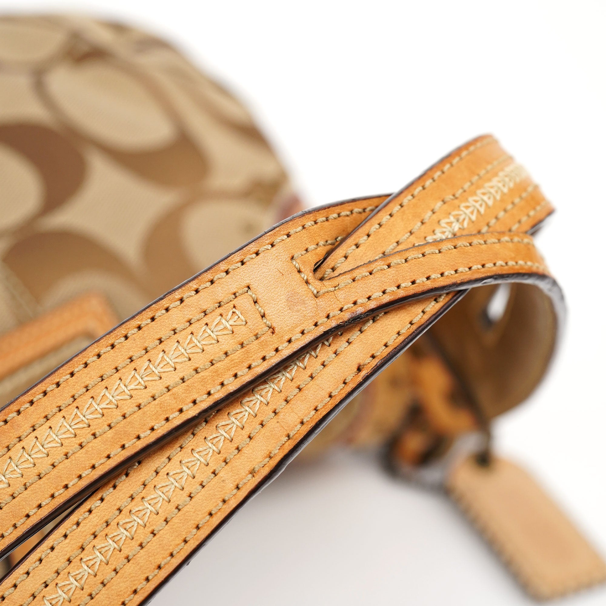 Coach 10484 Sac porté épaule Soho en toile Signature beige