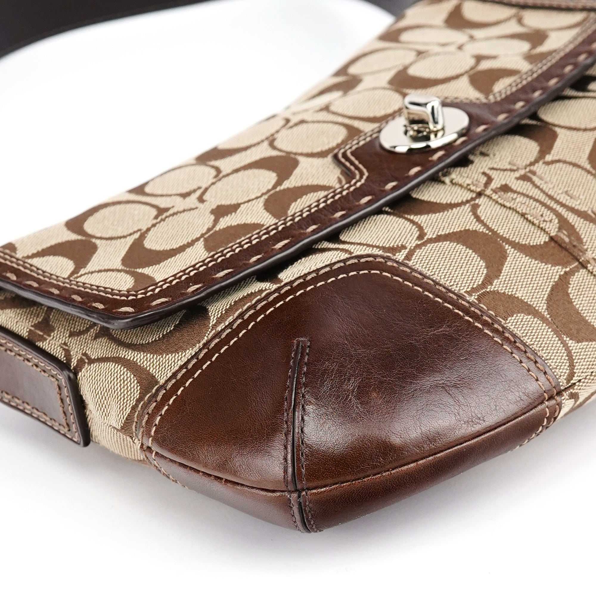 Coach 11574 Turnlock Schultertasche in Beige und Braun