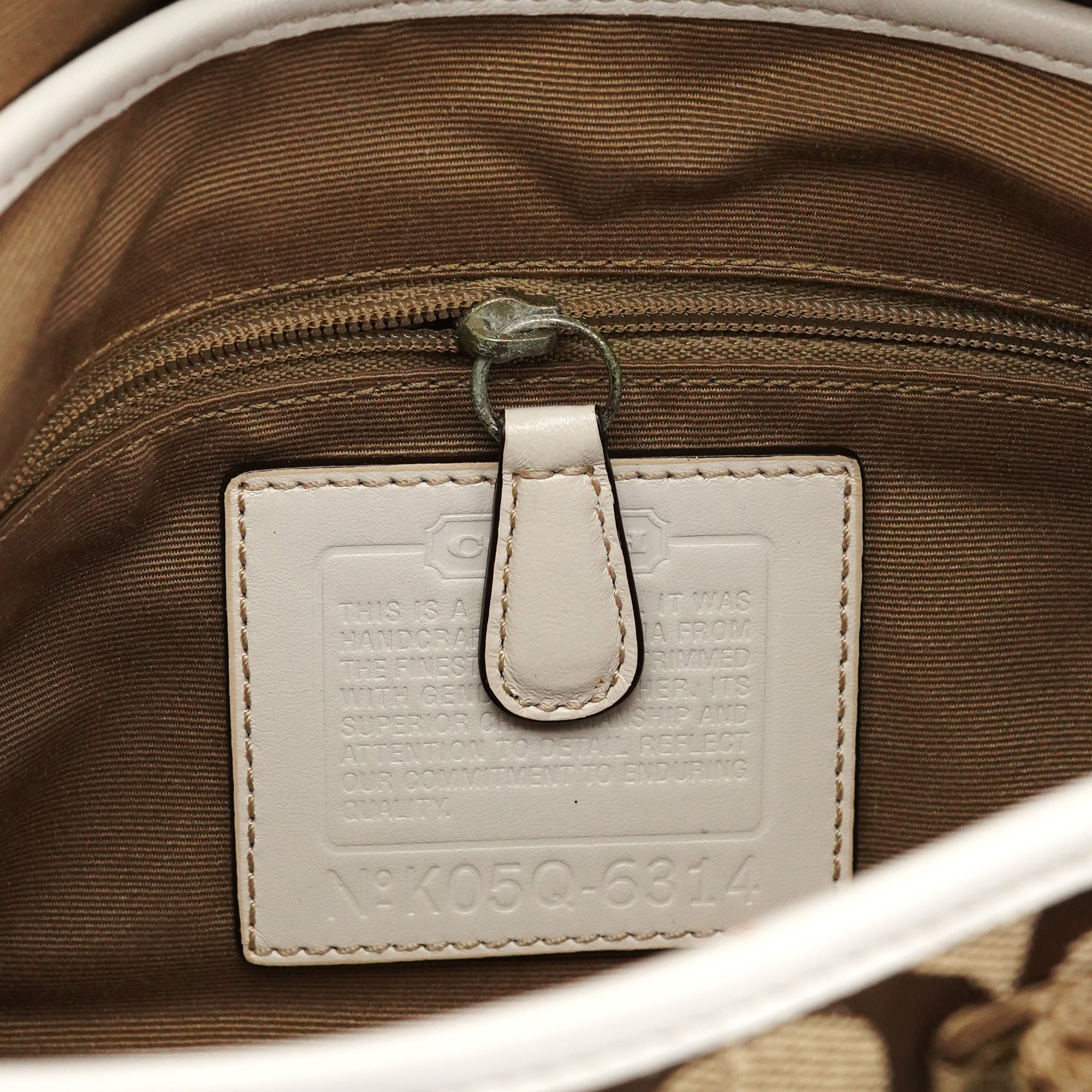 Coach 6314 Signature Soho Schultertasche in Beige und Weiß