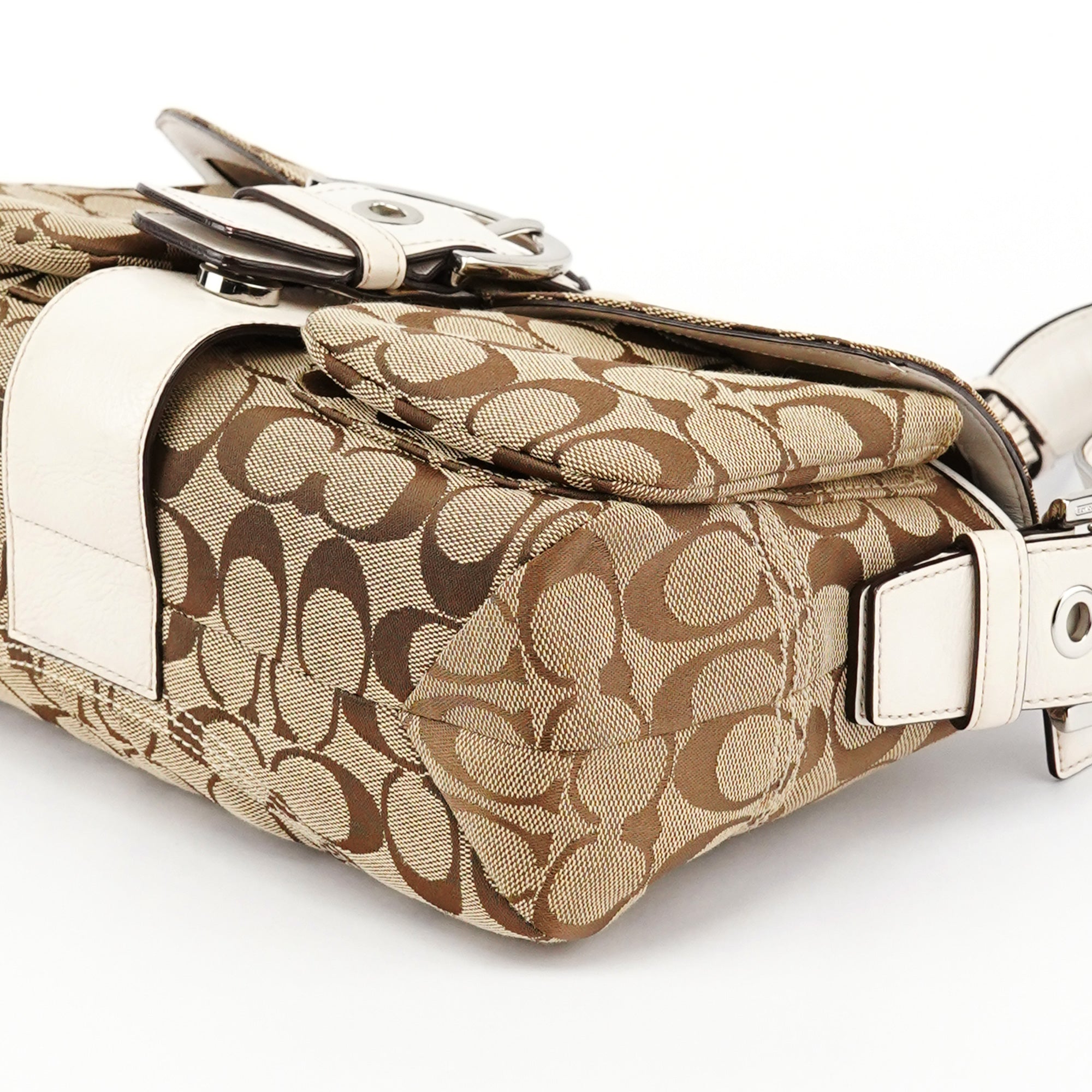 Coach 6314 Signature Soho Schultertasche in Beige und Weiß