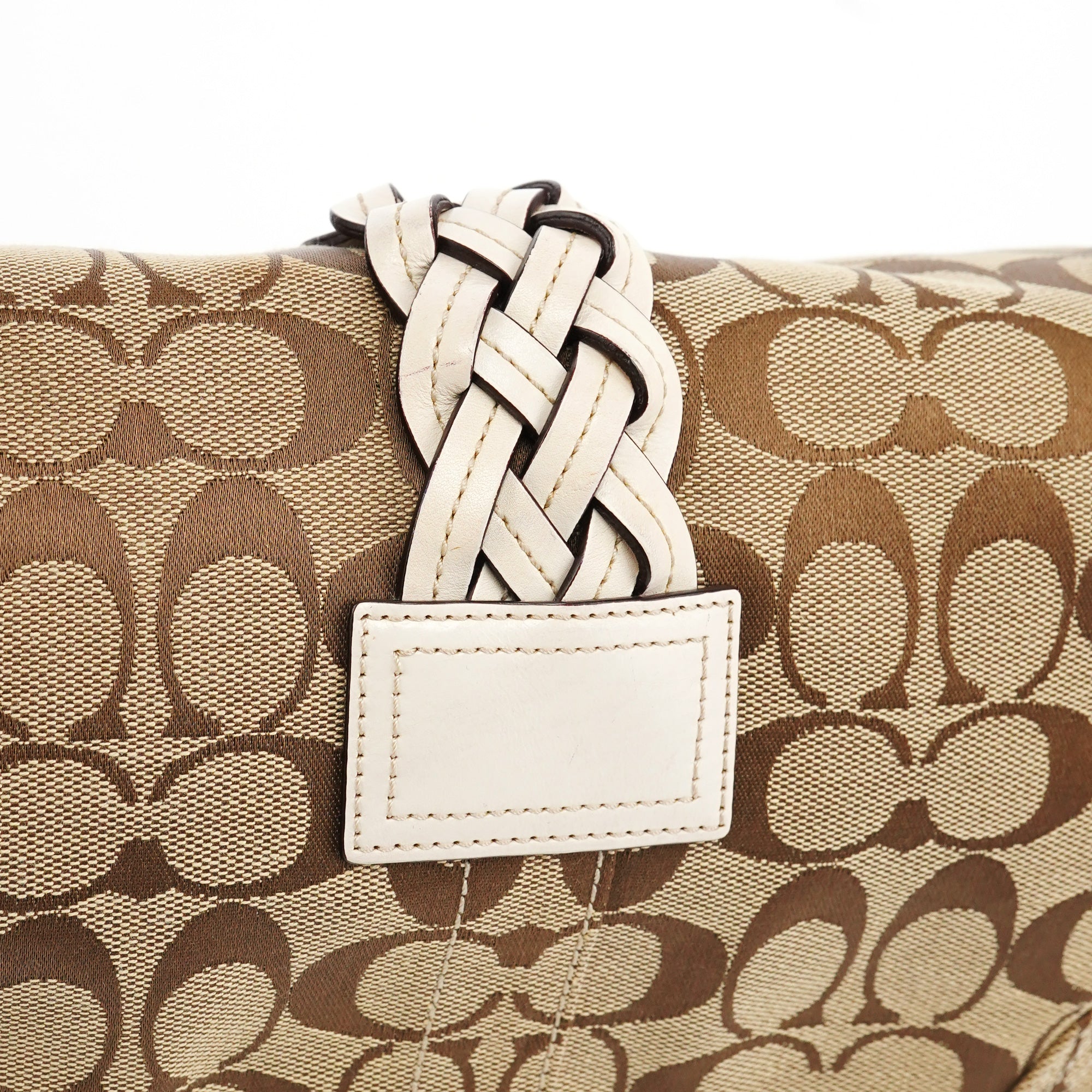 Coach 6314 Signature Soho Schultertasche in Beige und Weiß