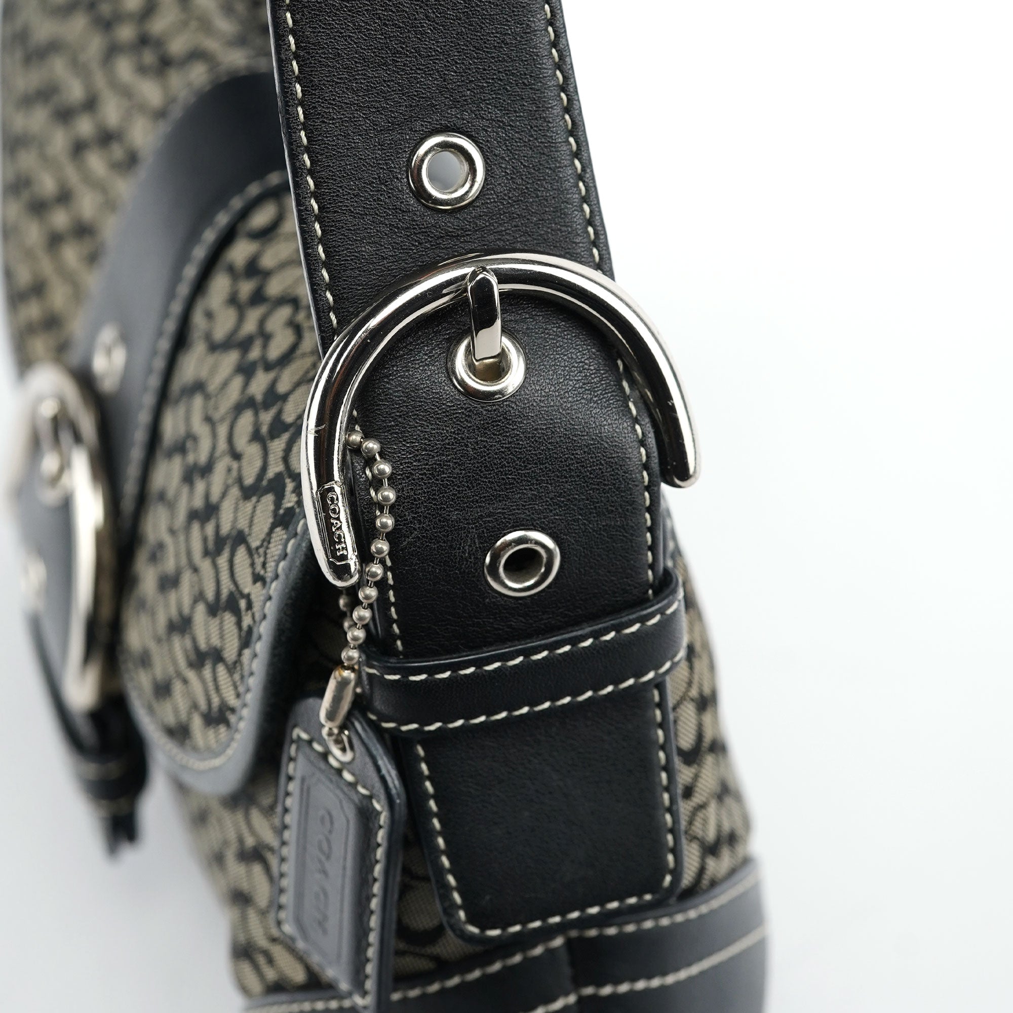Coach F06818 Sac porté épaule Soho en toile Signature grise