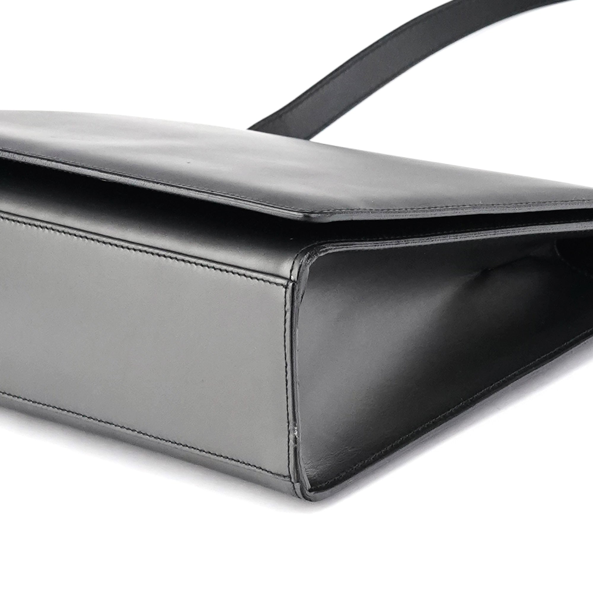Gucci 001 2058 Sac porté épaule à armature en cuir anthracite