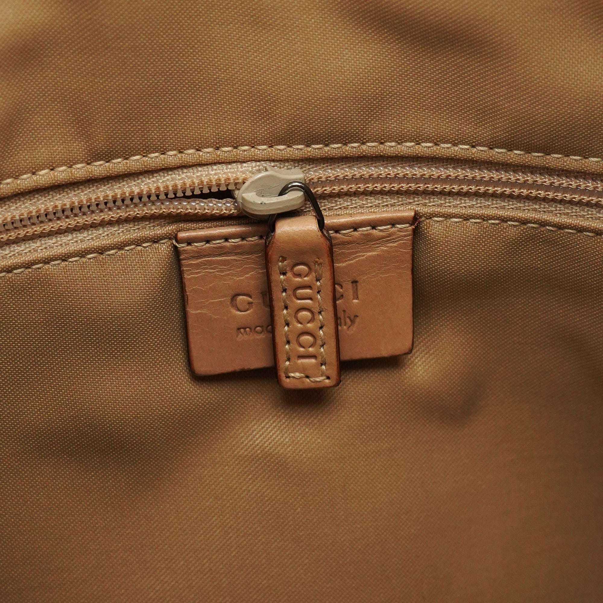 Gucci 001 3766 Sac porté épaule en toile GG beige et cuir camel