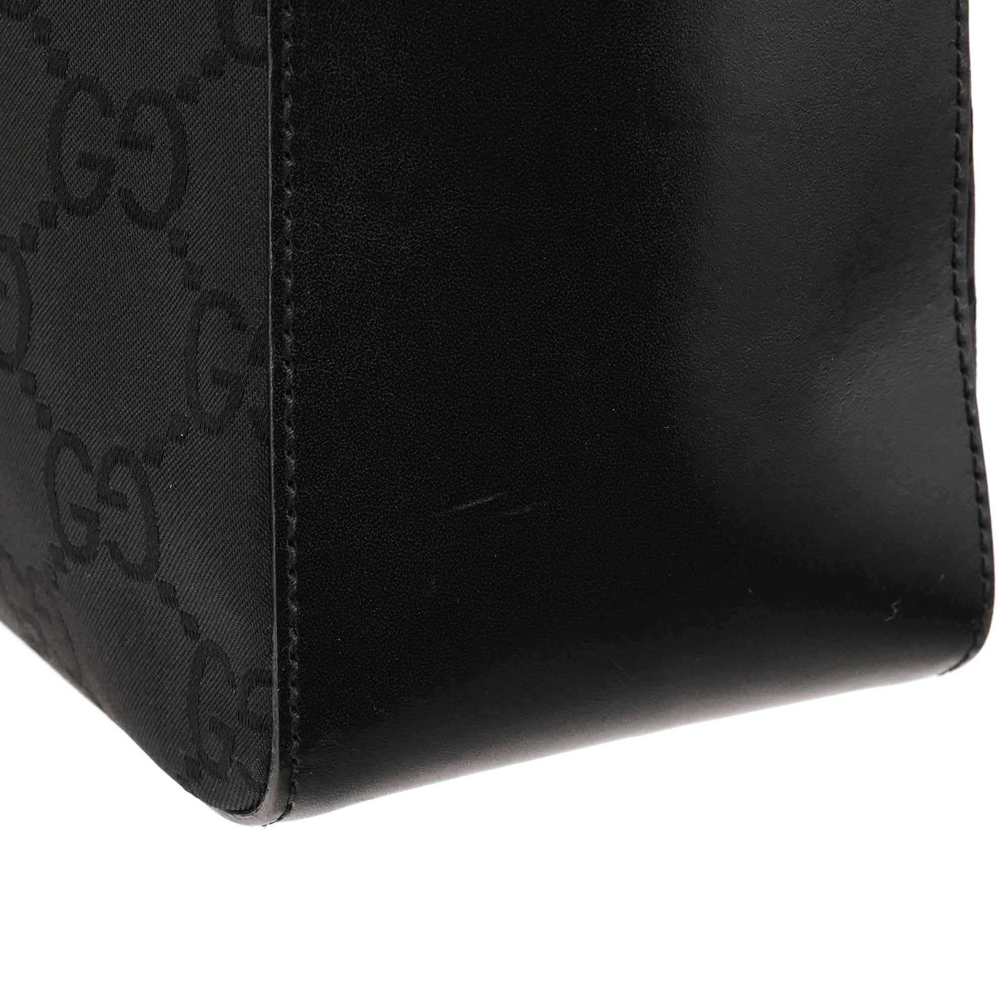 Gucci 001 3766 skuldertaske i sort GG nylon