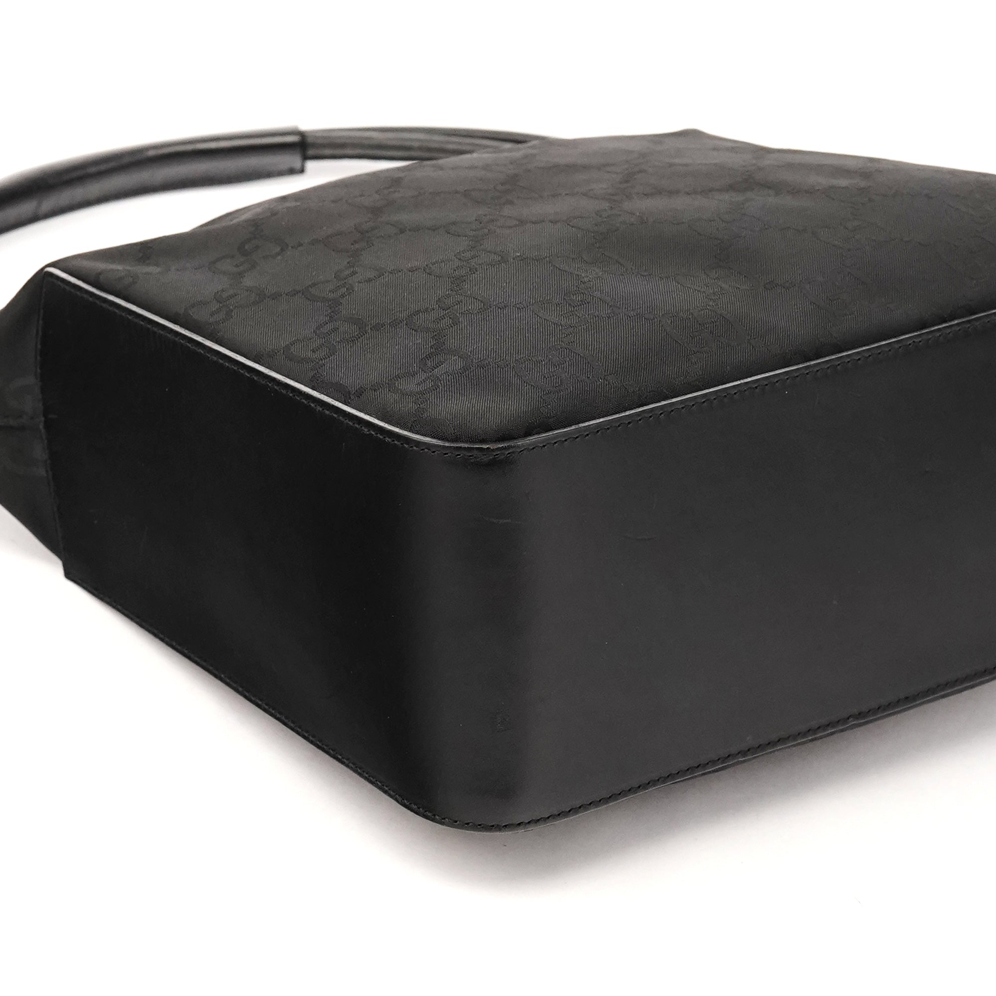 Gucci 001 3766 skuldertaske i sort GG nylon
