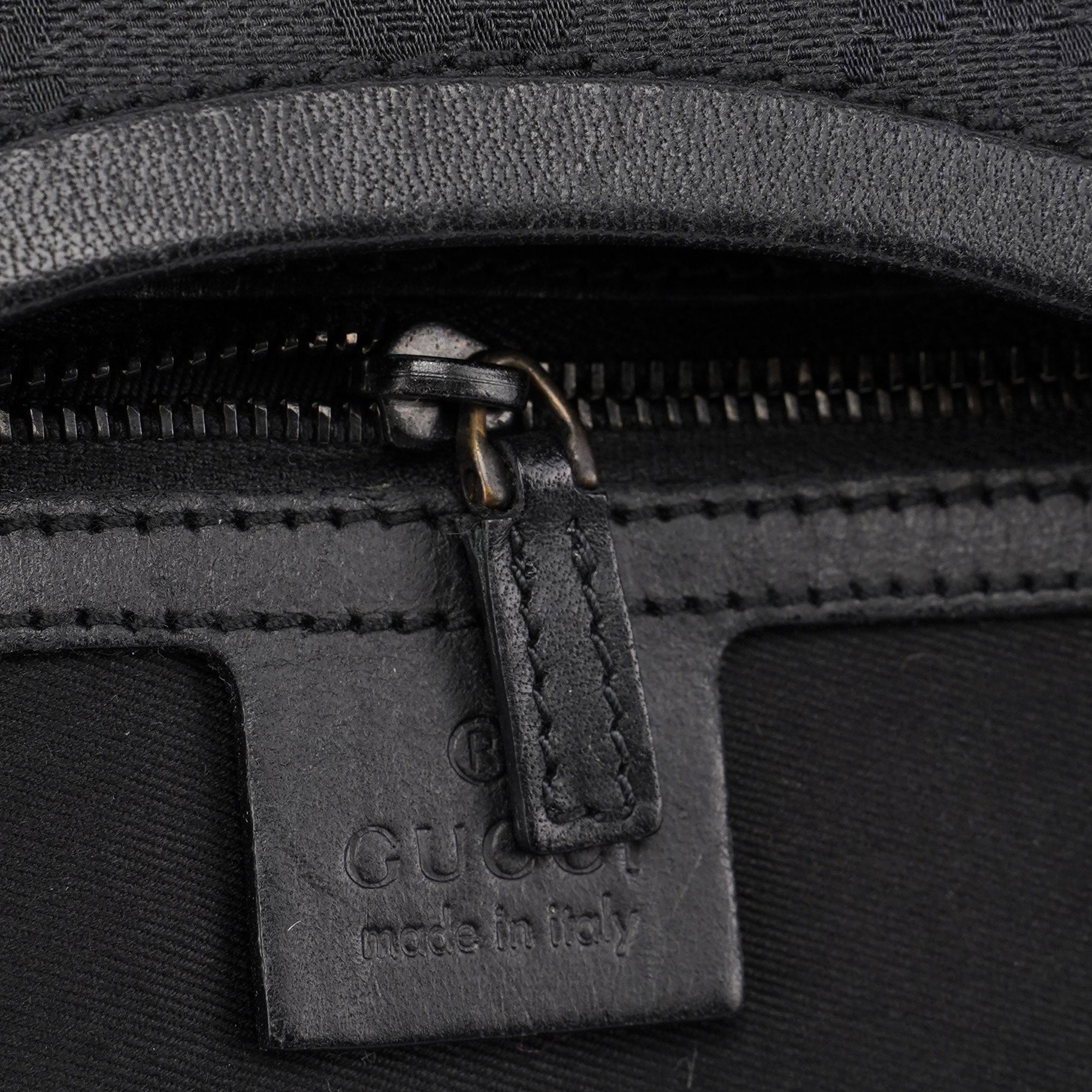Gucci 106242 Schultertasche aus schwarzem GG Canvas