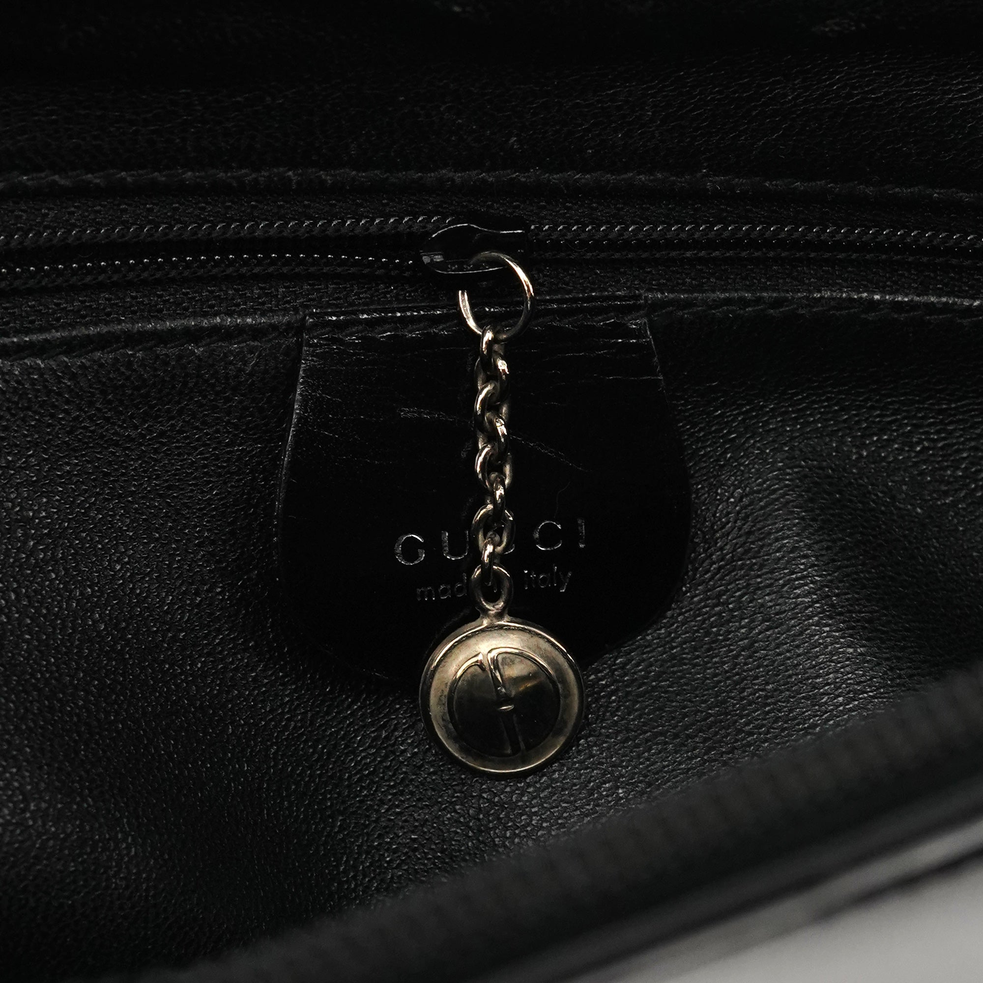 Gucci 1997 Schultertasche mit Metallhenkel aus schwarzem Kalbsleder