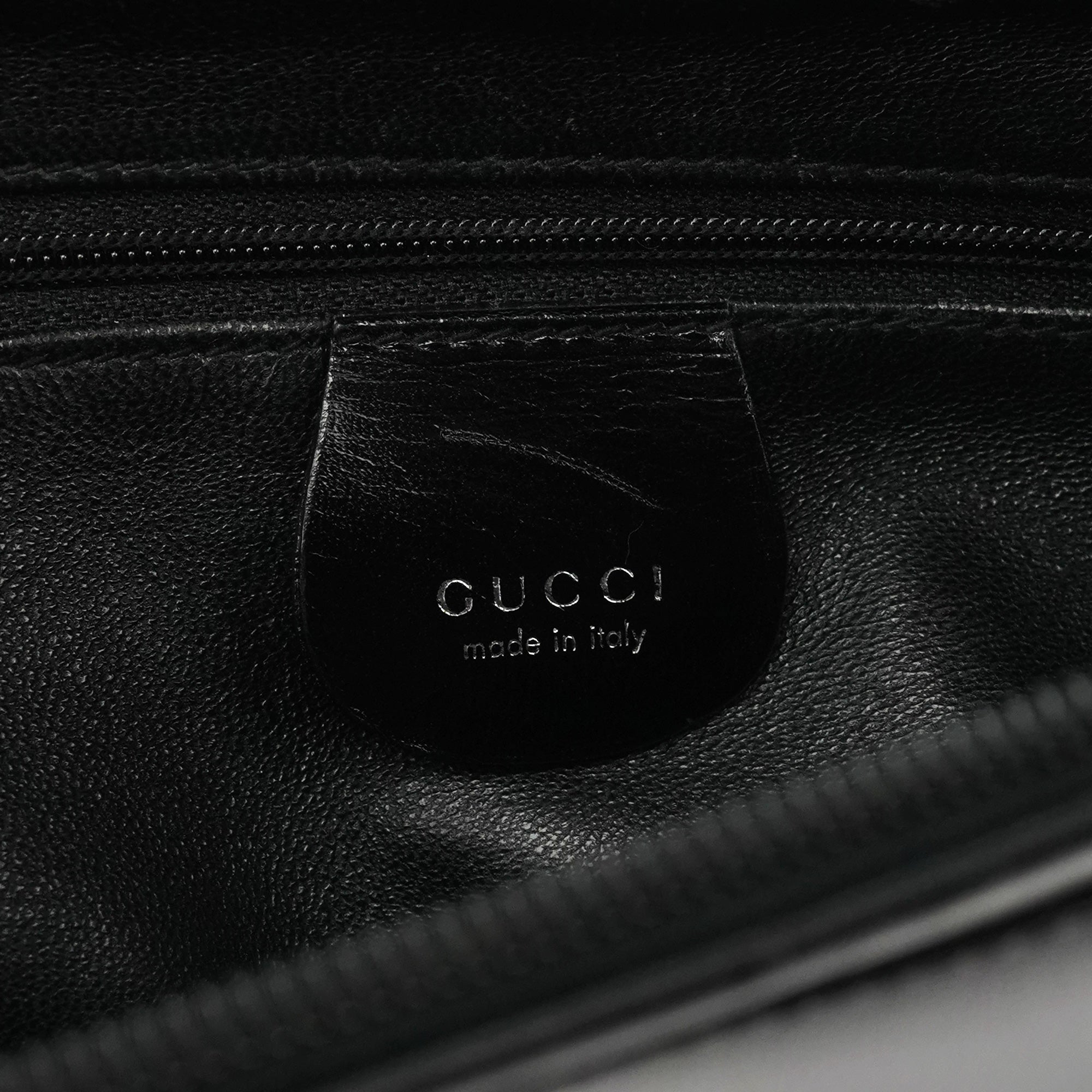 Gucci 1997 Schultertasche mit Metallhenkel aus schwarzem Kalbsleder