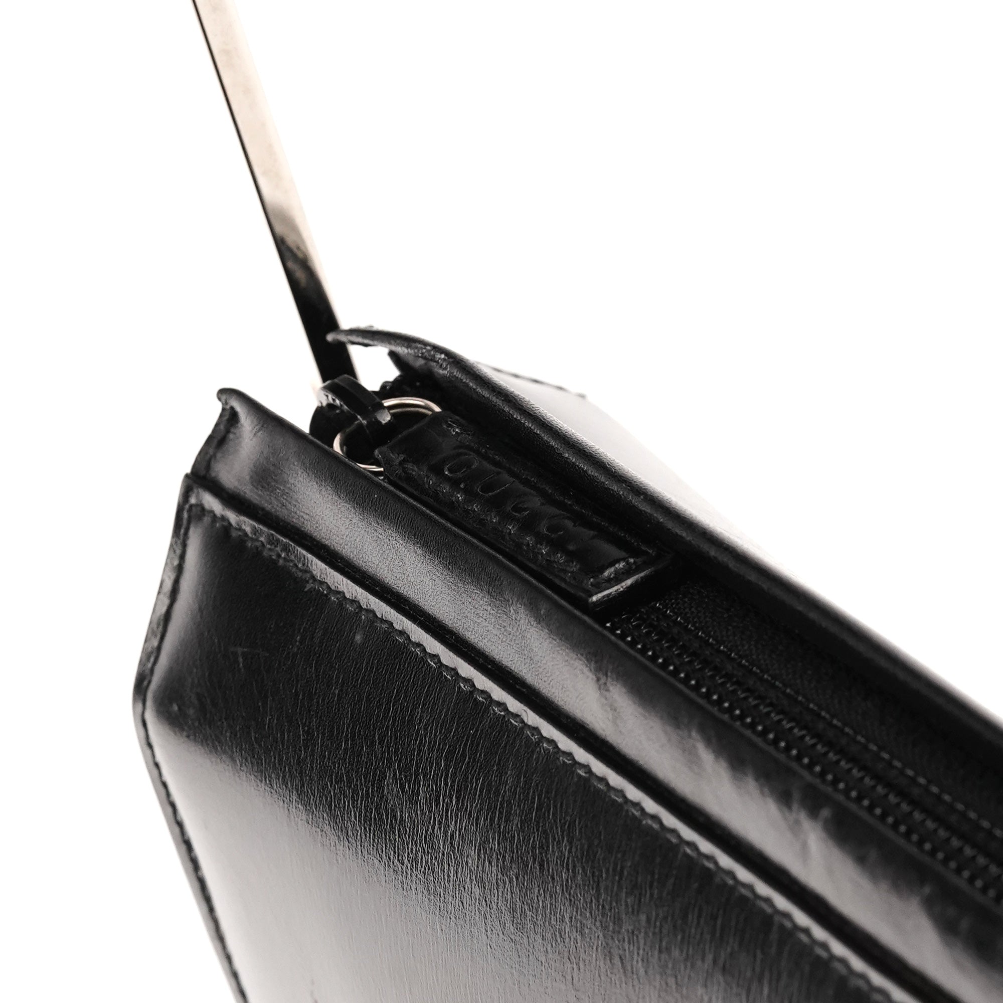 Gucci 1997 Schultertasche mit Metallhenkel aus schwarzem Kalbsleder