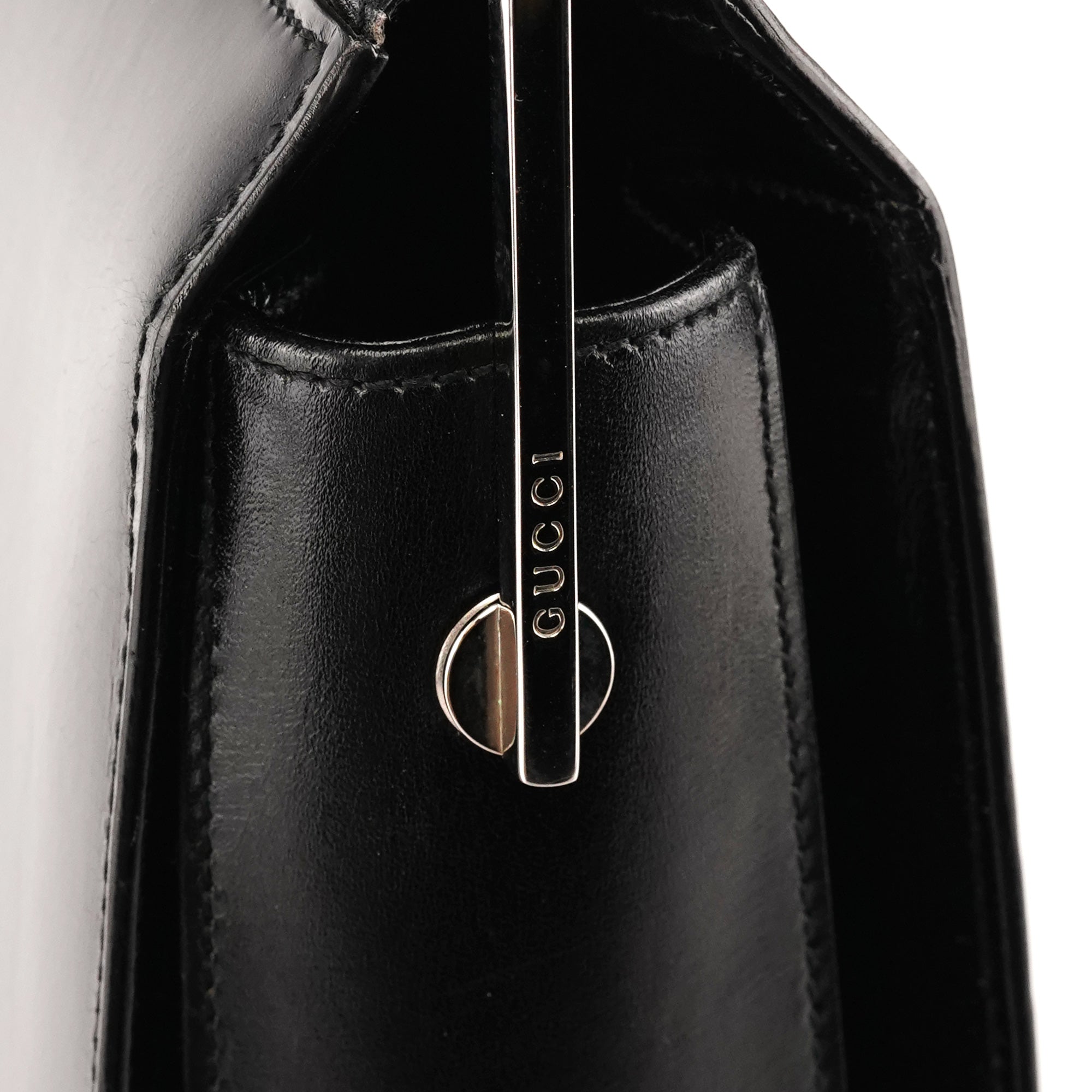 Gucci 1997 Schultertasche mit Metallhenkel aus schwarzem Kalbsleder