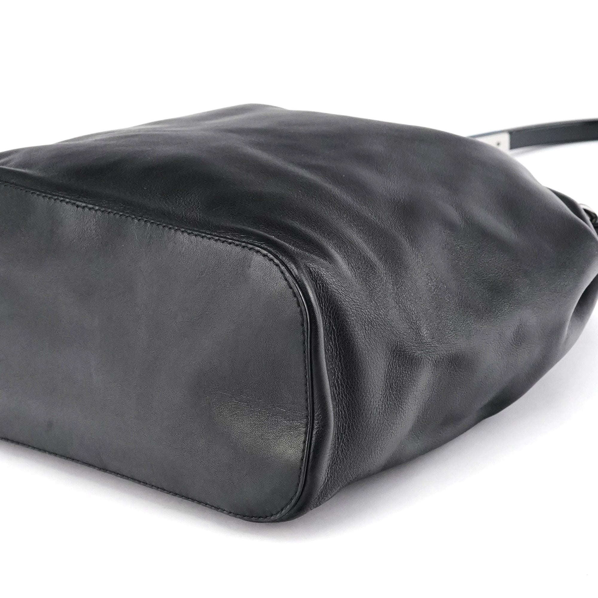 Gucci 1999 Loop Schultertasche aus schwarzem Kalbsleder