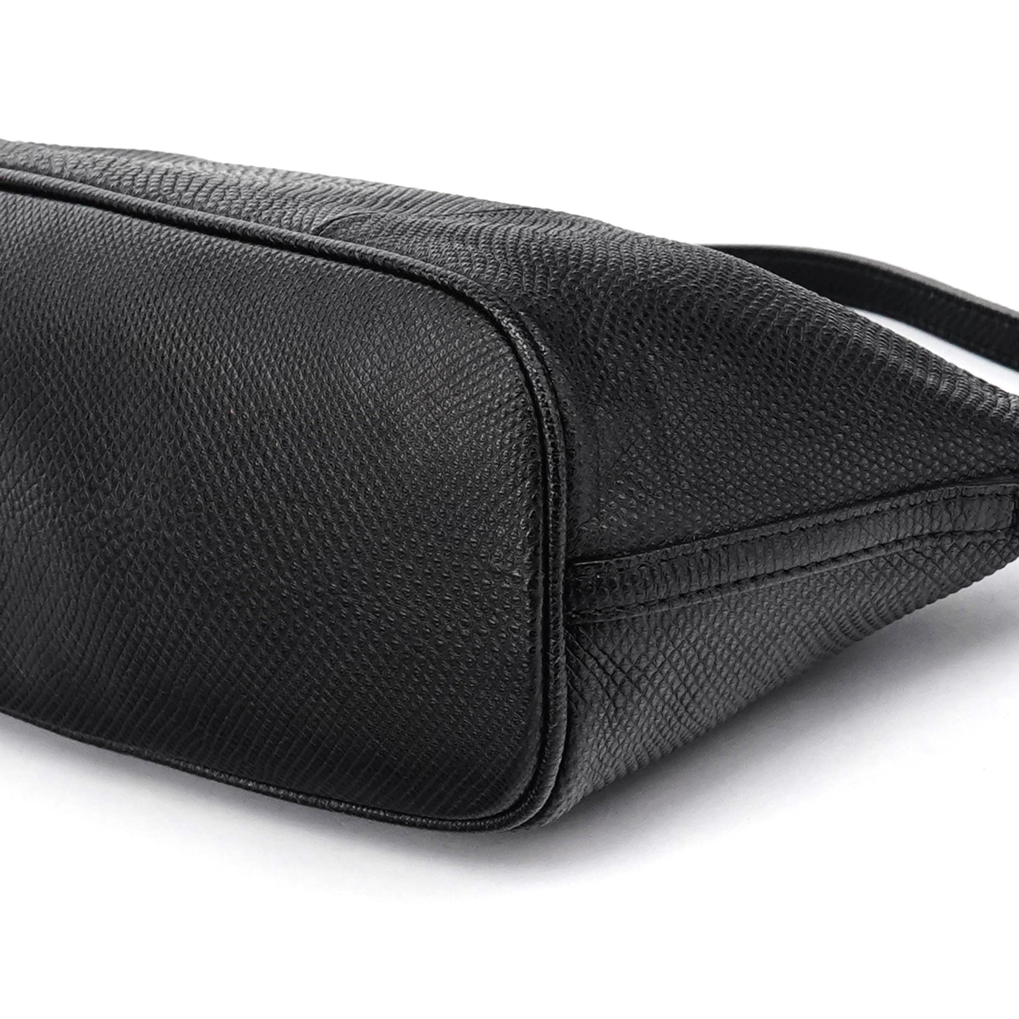 Gucci 250001 Black Lizard Embossed Boat Pochette
