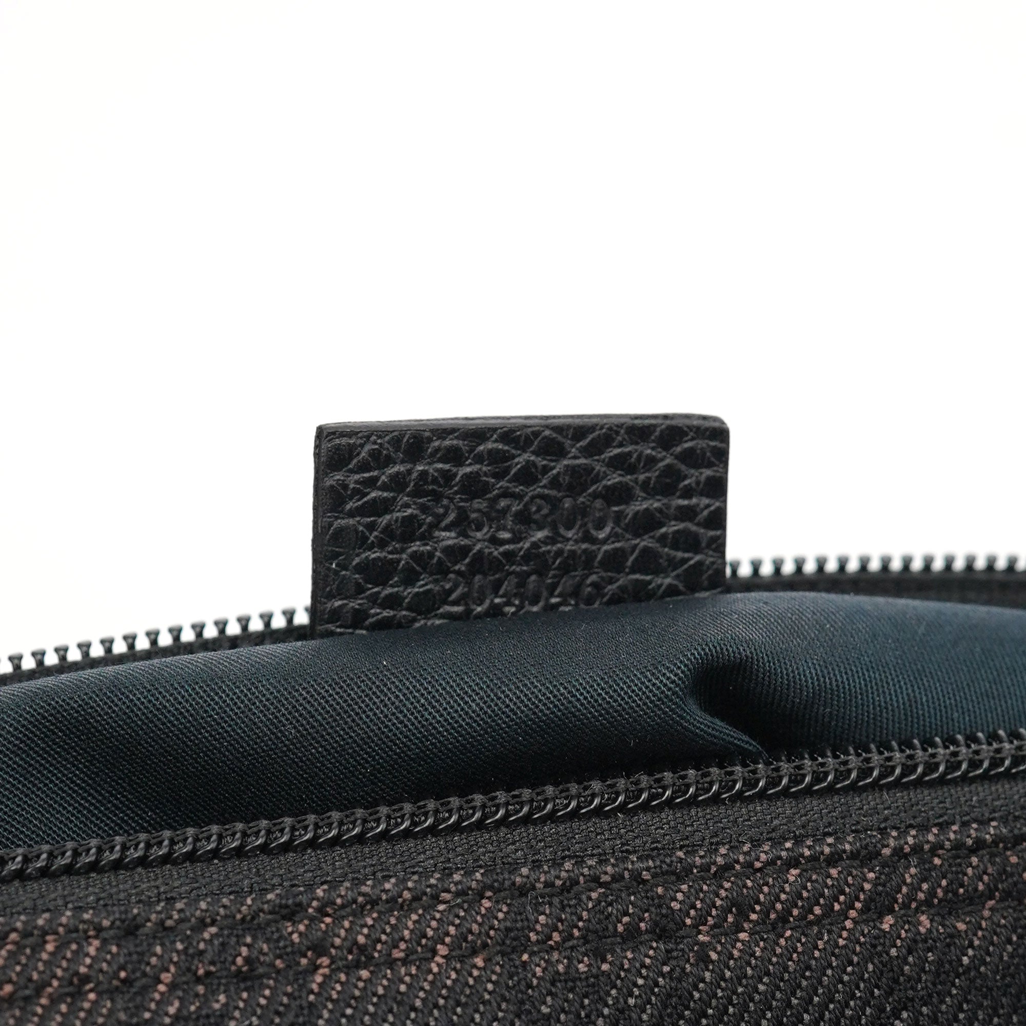 Gucci 257300 GG Boat Pochette en denim GG anthracite
