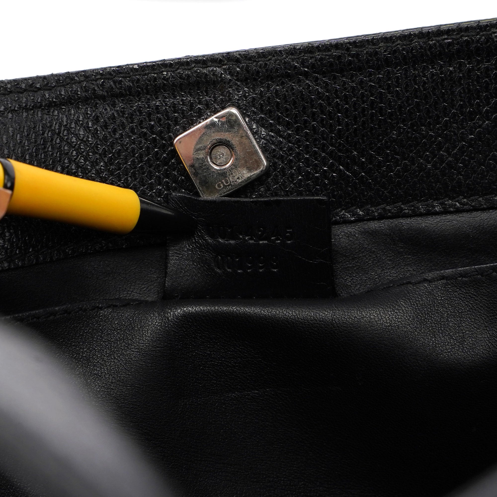 Gucci 5312. Schultertasche aus schwarzem Leder mit Eidechsenprägung