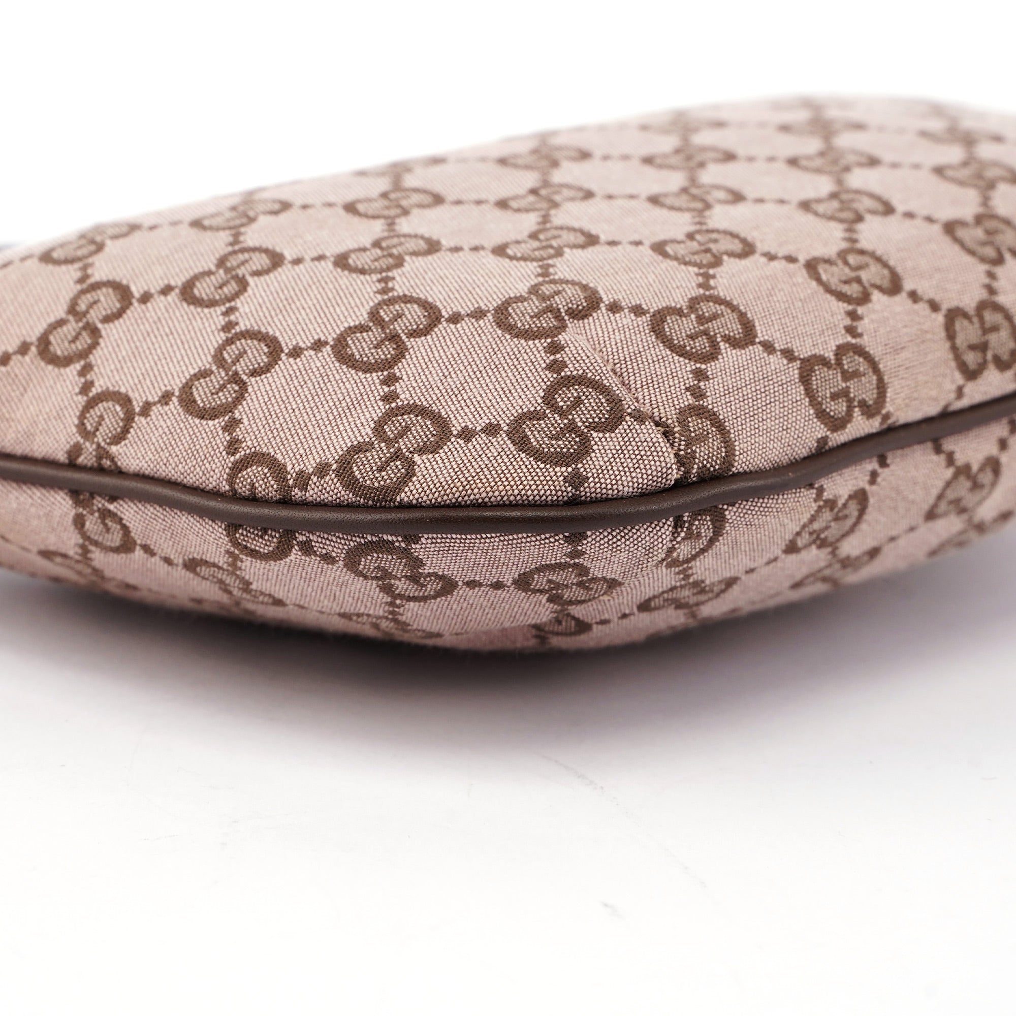 Gucci Schultertasche aus GG Canvas in Beige und Braun