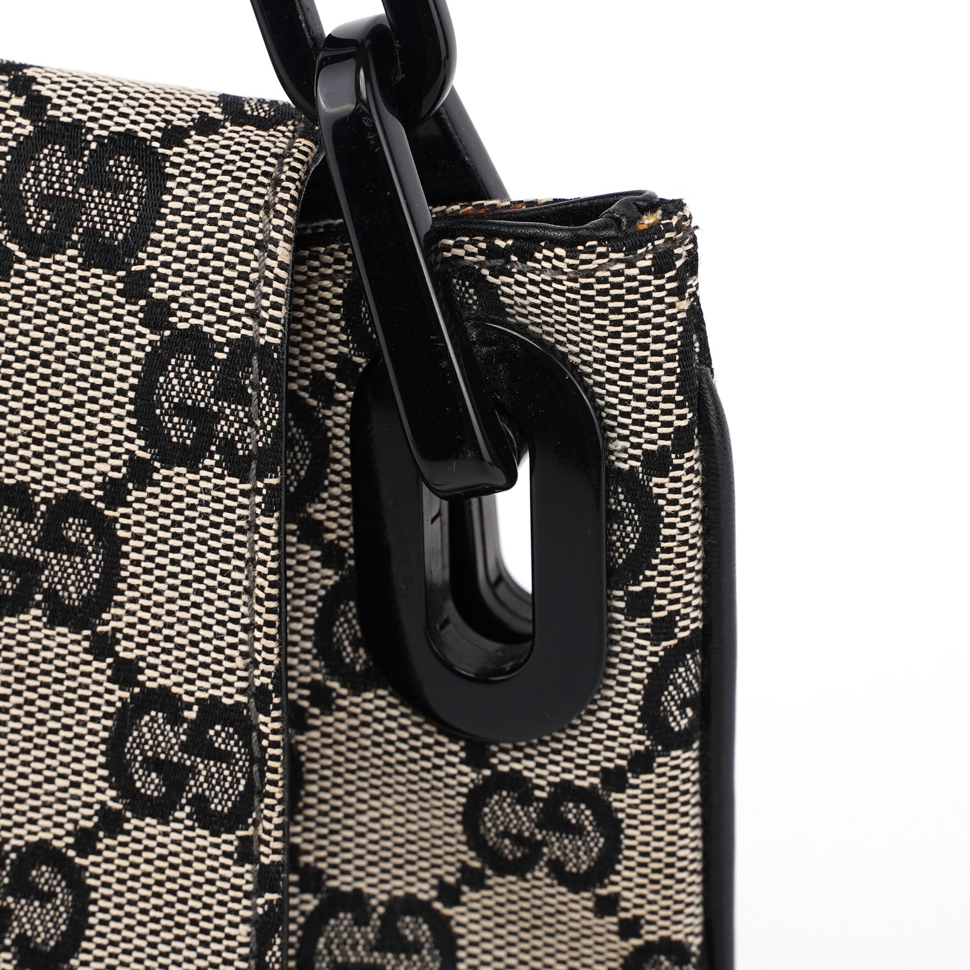 Gucci Sac porté épaule à rabat en toile GG beige avec chaîne en plastique