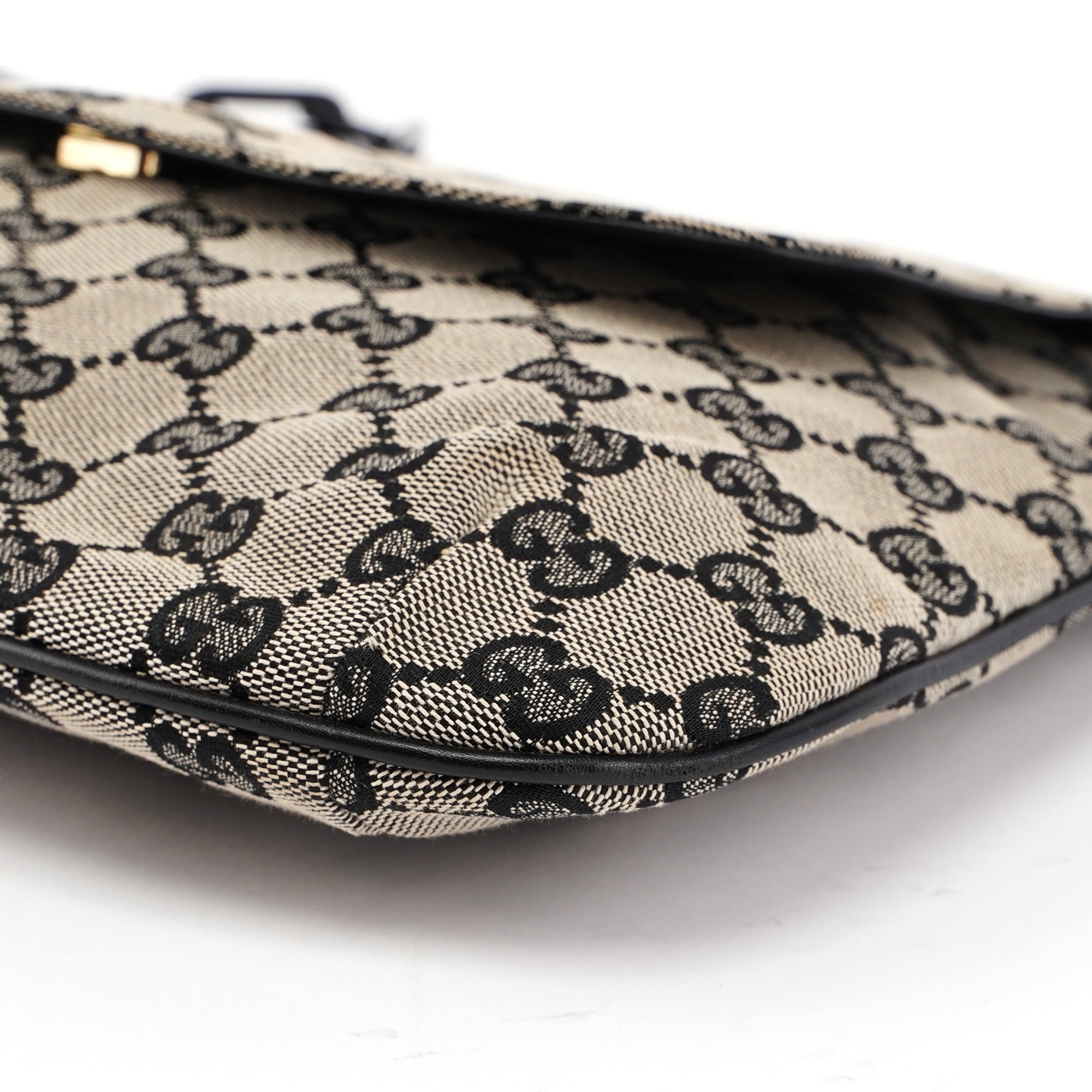 Gucci Sac porté épaule à rabat en toile GG beige avec chaîne en plastique