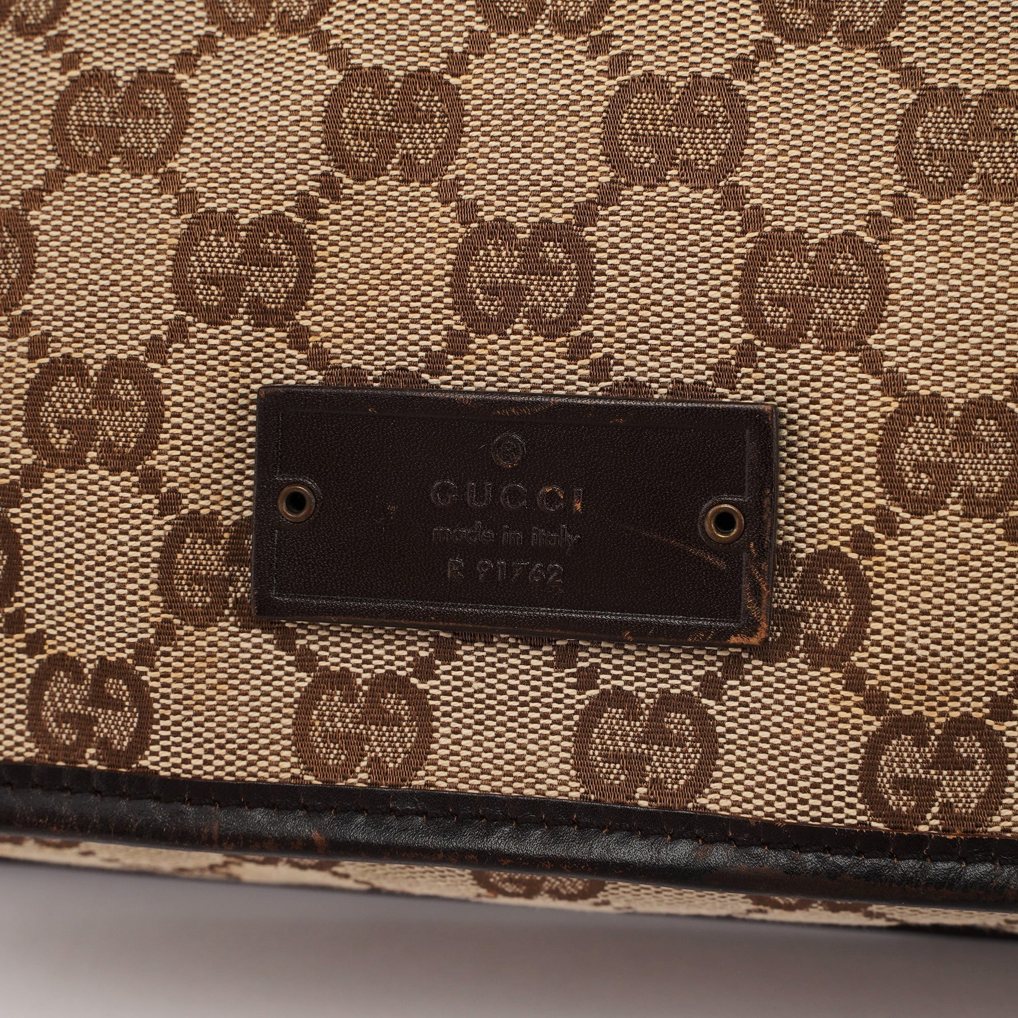 Gucci Schultertasche aus beigem GG Canvas