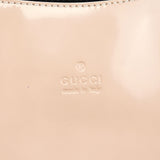 Gucci Schultertasche mit Kette aus Lackleder in Beige