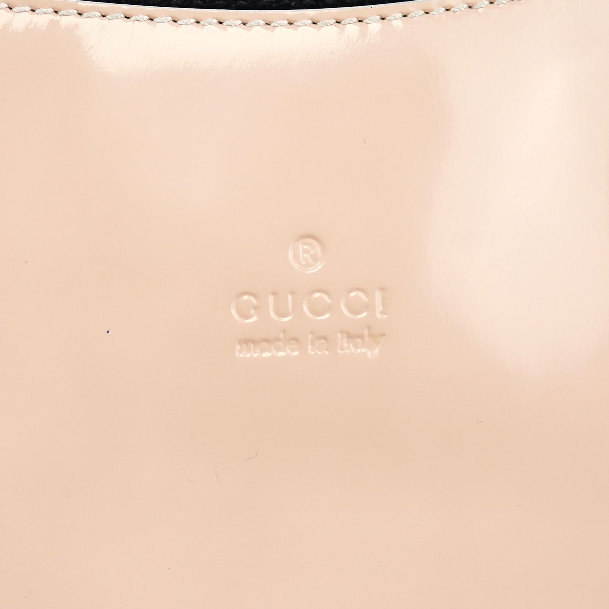Gucci Schultertasche mit Kette aus Lackleder in Beige
